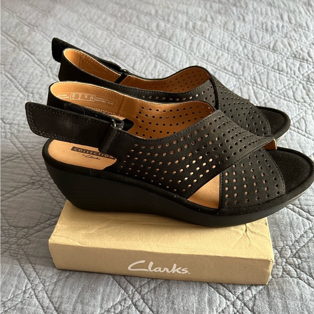 NIB Clarks Black Wedge Sandals size 8 Wide